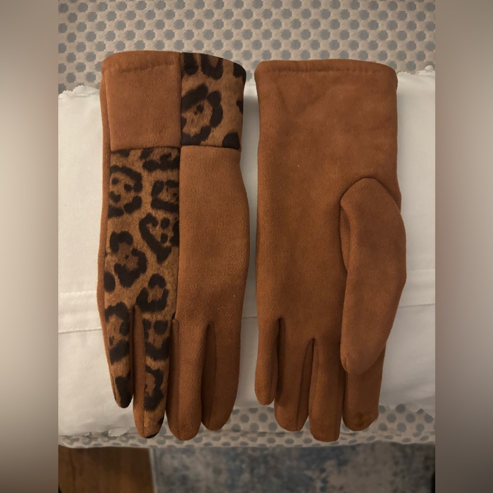 NWOT Faux Suede colorblock Leopard and camel gloves With Touchscreen technology